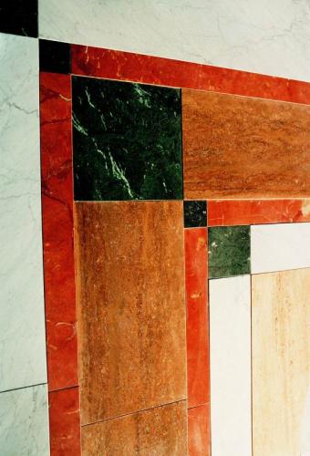 Tappeto in bianco carrara, rosso francia, travertino noce, verde guatemala, travertino paglierino.